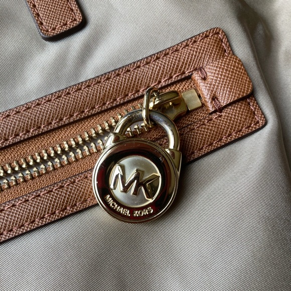 *SOLD* Michael Kors Tote Bag - Picture 3 of 10